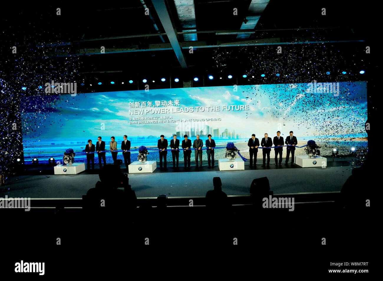 Leitende Angestellte und Beamte schneiden Sie den Ribbon Controller während der Eröffnungszeremonie für das neue Motorenwerk von BMW Brilliance Automotive (BBA) in Shenyang City, Nord Stockfoto