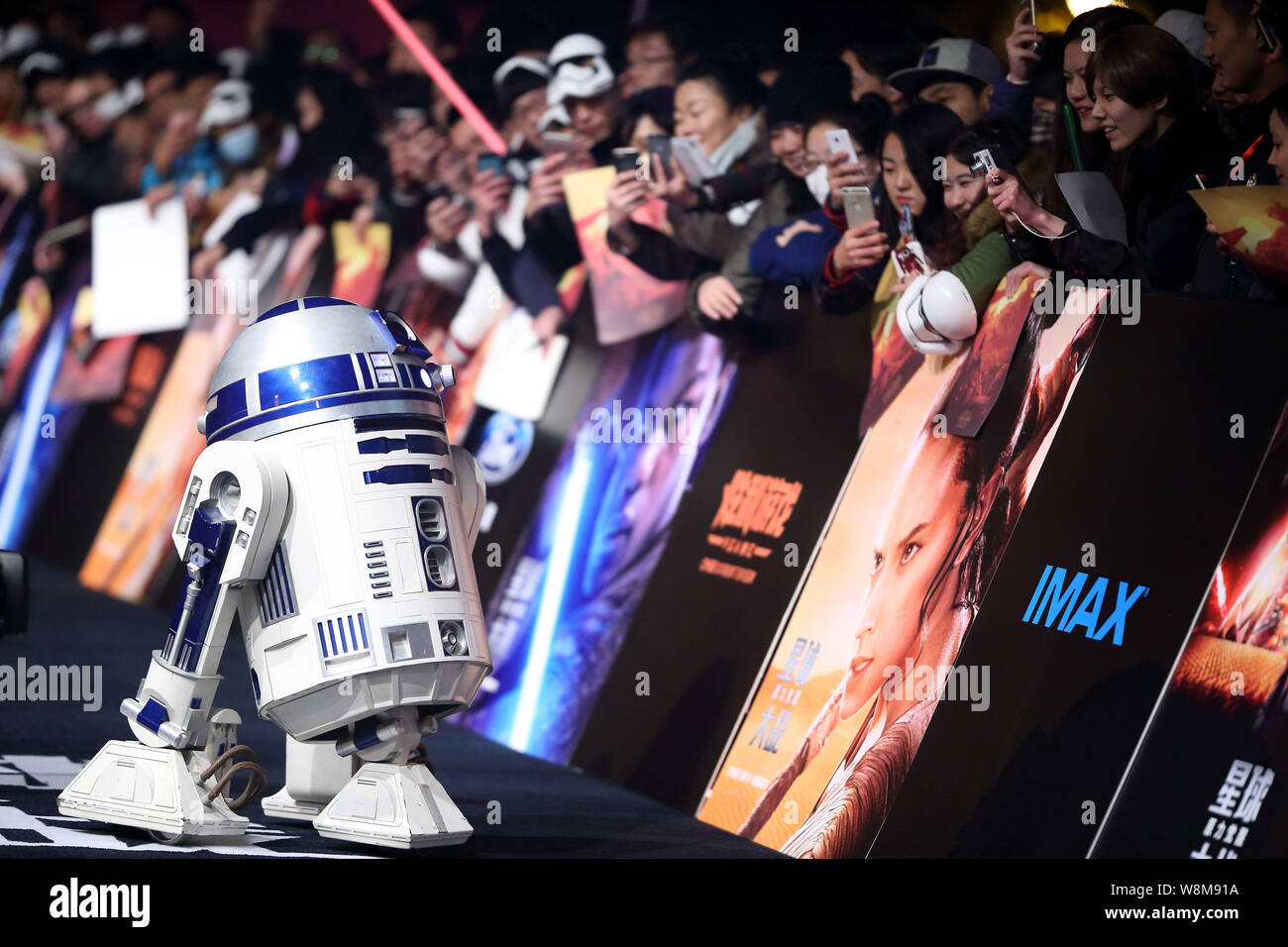 Chinesische Fans ansehen oder die Bilder von der "Star Wars"-Roboter R2-D2 bei der Premiere des Films Star Wars: Die Kraft, die erwacht" in Shanghai, Kinn Stockfoto
