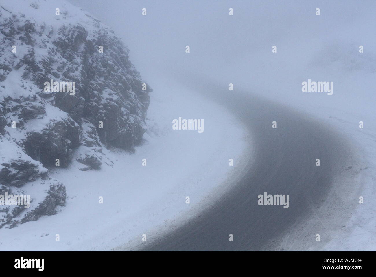 Die nationale Route 3 mitten in einem Schneesturm. Garibaldi Pass, Feuerland, Argentinien. Juli 2019. Stockfoto