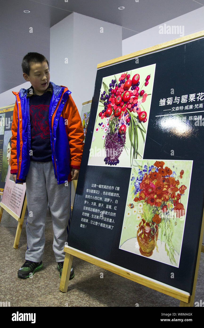 Chinesische Schüler Chen Yihe sieht auf einem Plakat seine Schöpfung von Gemüse und Obst das Replizieren der Malerei zeigen'' Nature Morte, Vase Aux Marguerites Stockfoto