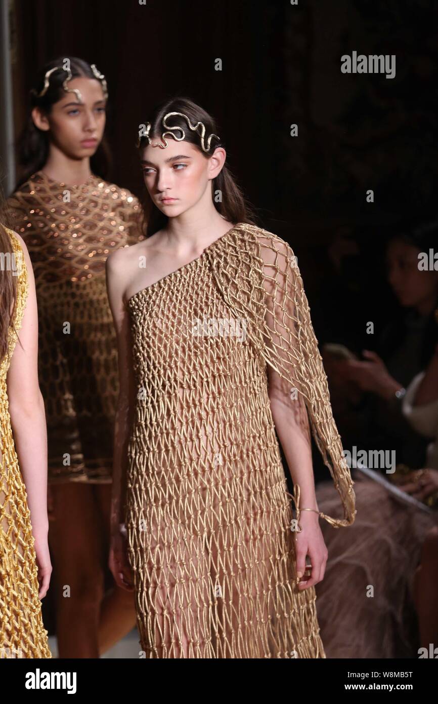 Modelle zeigen neue Kreationen an der Valentino Fashion Show während der Pariser Haute Couture Fashion Week Frühjahr/Sommer 2016 in Paris, Frankreich, 27. Januar Stockfoto