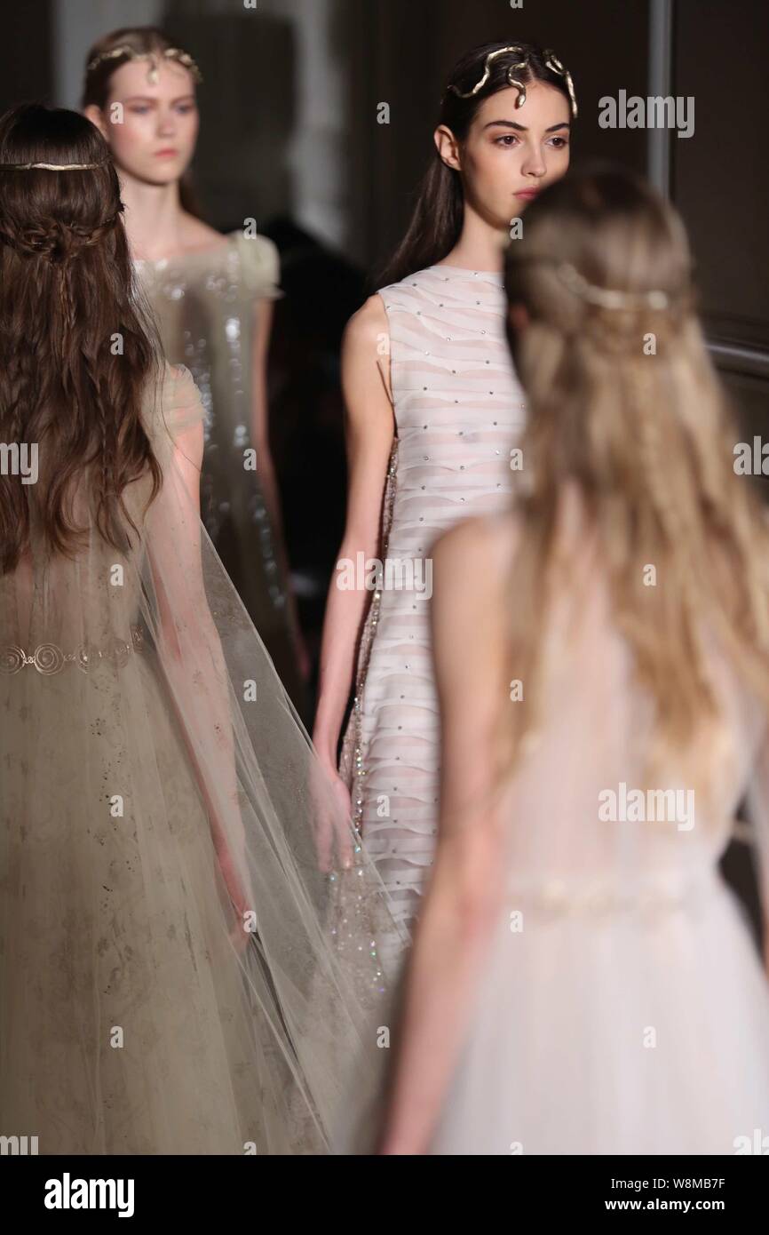 Modelle zeigen neue Kreationen an der Valentino Fashion Show während der Pariser Haute Couture Fashion Week Frühjahr/Sommer 2016 in Paris, Frankreich, 27. Januar Stockfoto