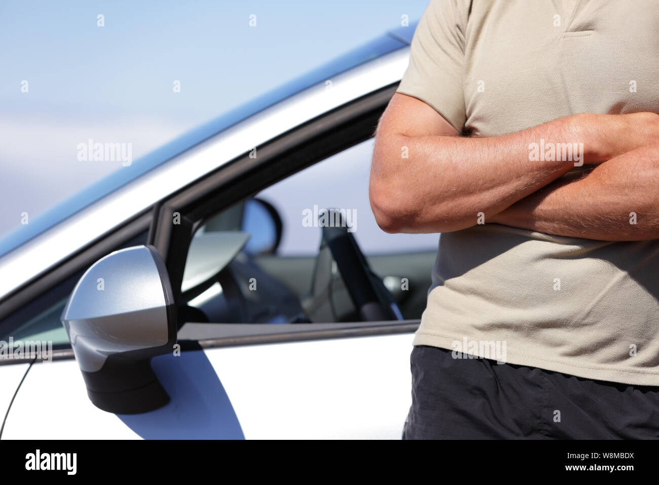 Neues Auto Inhaber lehnte sich auf dem Auto. Überzeugt MAN-Fahrer fahren Auto. Auto Maintenance Service Mechaniker oder Reparatur garage Support Techniker Konzept. Stockfoto