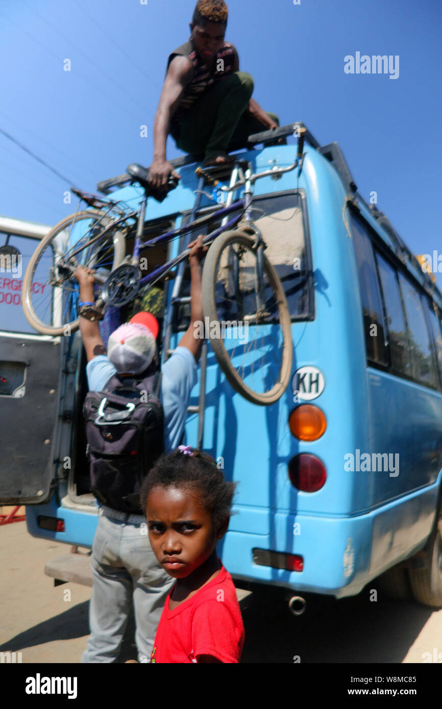 Cranky junges Mädchen Uhren als Fahrrad ist auf Taxi-brousse, Moramanga und Madagaskar. Keine MR oder PR Stockfoto
