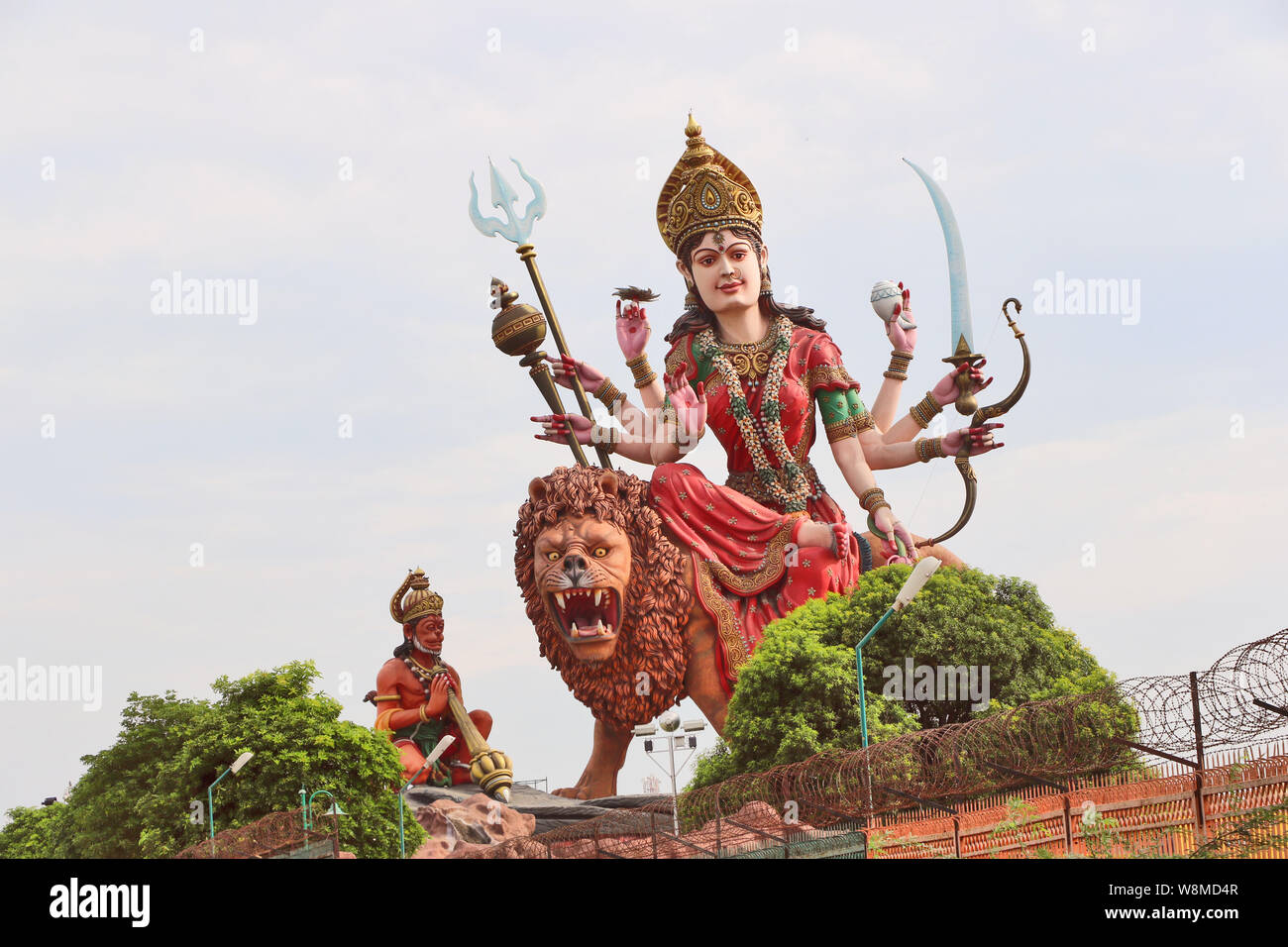 Ein riesiges Götzenbild der hinduistischen Göttin Durga, der Erlöser des Universums, Vaishno Mata Tempel in Vrindavan. Stockfoto