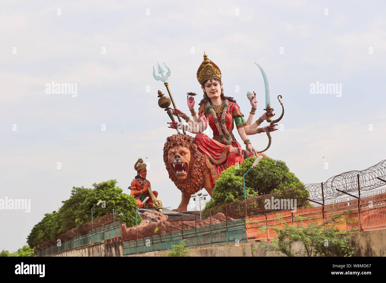 Ein riesiges Götzenbild der hinduistischen Göttin Durga, der Erlöser des Universums, Vaishno Mata Tempel in Vrindavan. Stockfoto