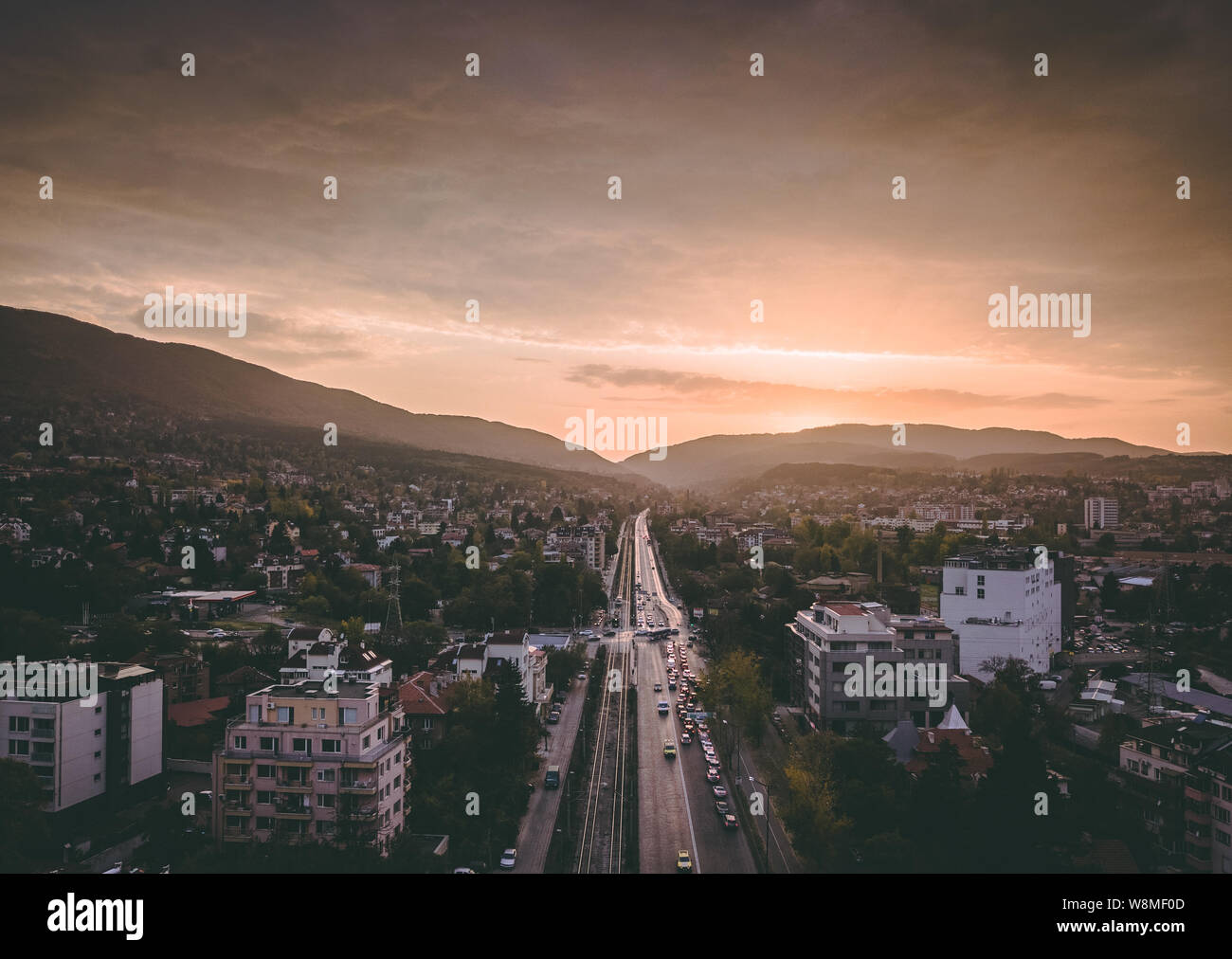 Schöne Luftaufnahme über Sofia, Bulgarien - tolles Wetter, farbenfrohen Himmel, perfekten Sonnenuntergang über der geschäftigen Straßen - eindrucksvolle Stadtbild Stockfoto