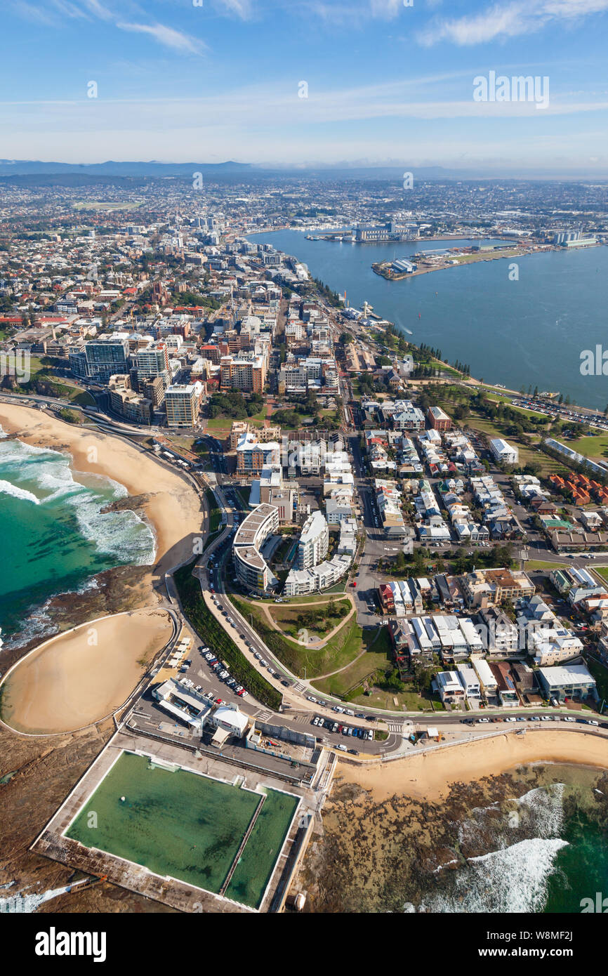 Luftaufnahme von Newcastle Strand und Hafen. Newcastle NSW Australien liegt an der Mündung des Hunter River entfernt und hat viele schöne Strände. Stockfoto
