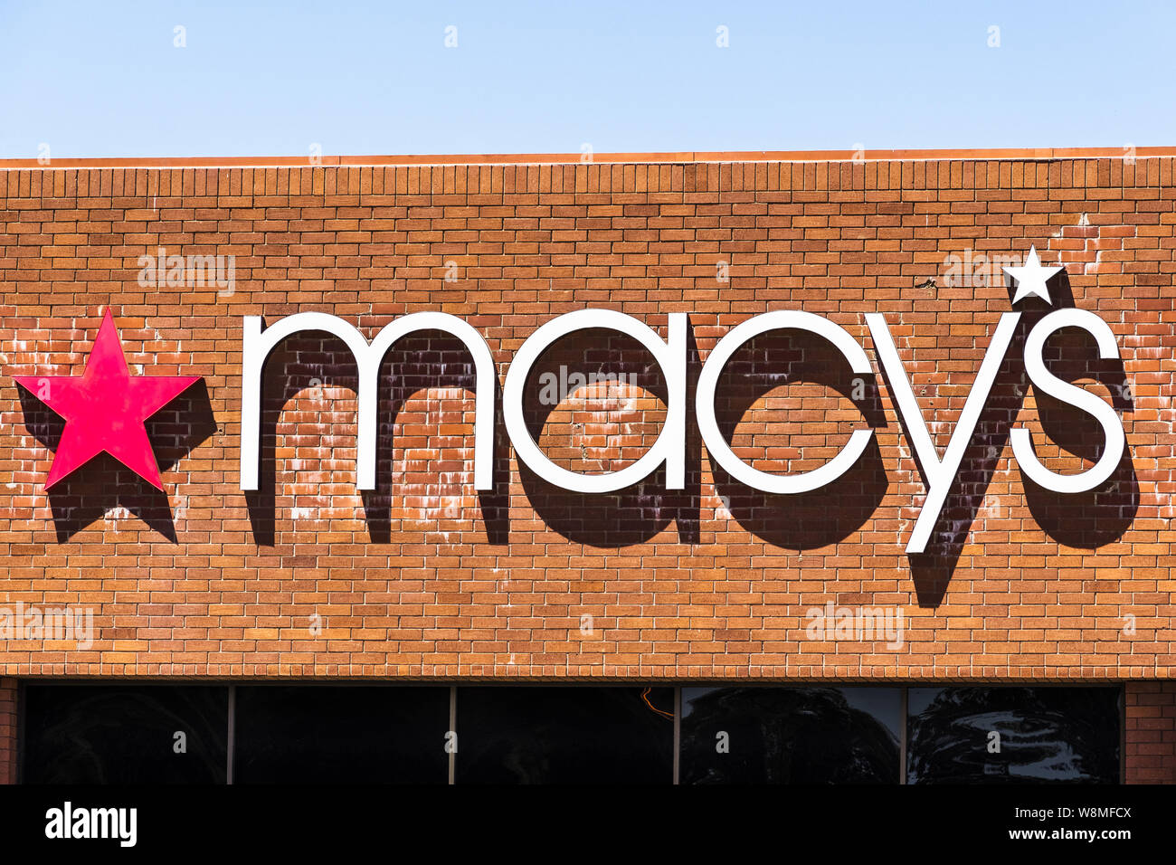 August 9, 2019 San Jose/CA/USA - in der Nähe von Macy's Logo über dem Eingang einer Ihrer Filialen in South San Francisco Bay Area. Stockfoto