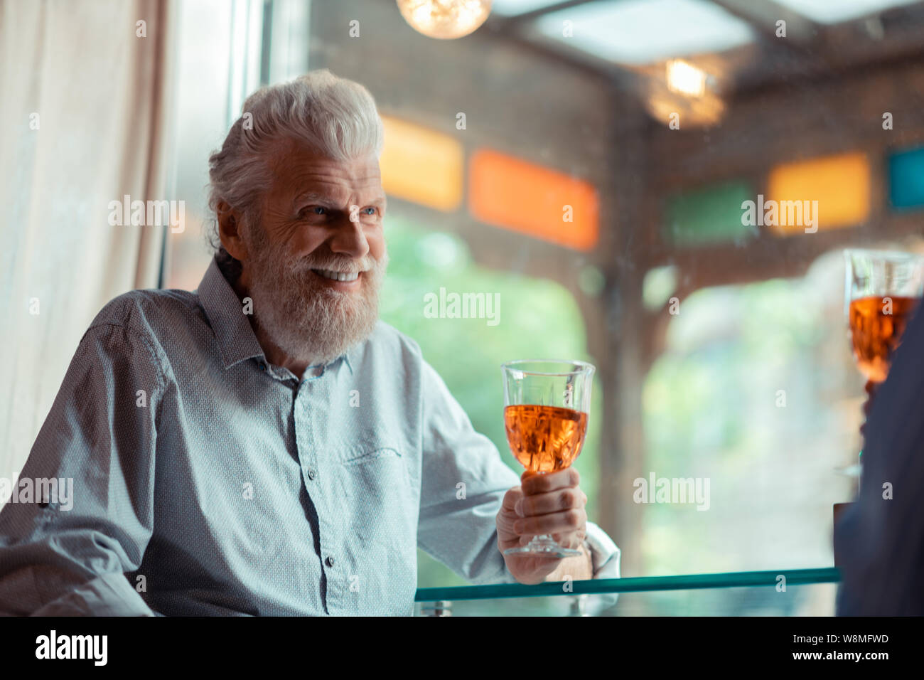 Bärtiger Mann lächelnd beim Sprechen mit Freund Stockfoto