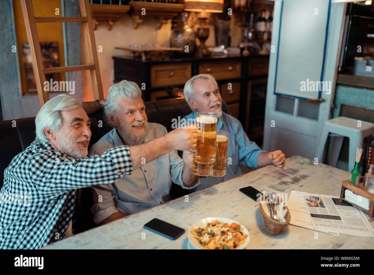 Übertragen von Rentnern, Fußball Match in der Pub Stockfoto