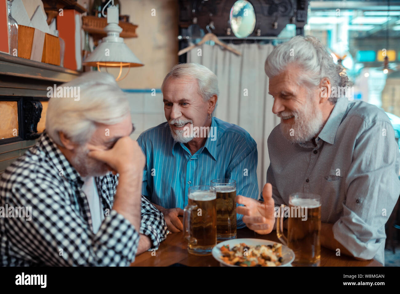 Rentner über das Fußballspiel im Pub Stockfoto