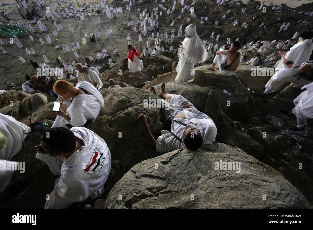 Mekka, Saudi-Arabien. 10 Aug, 2019. Muslimische Pilger beten auf dem Berg Arafat als Jabal al-Rahma in der Nähe von Mekka, da sie in einem der Hajj Rituale am 10 August, 2019. Arafat ist der Ort, wo die Muslime glauben, dass der Prophet Mohammed hat seine letzte Predigt über 14 Jahrhunderten, nachdem er seine Anhänger auf der Pilgerreise. Die ultra-konservativen Königreich, das wird derzeit dramatische soziale und wirtschaftliche Reformen, hat beträchtliche Ressourcen für die 6-tägige Reise mobilisiert, eine der fünf Säulen des Islam Kredit: Ashraf Amra/APA-Images/ZUMA Draht/Alamy leben Nachrichten Stockfoto