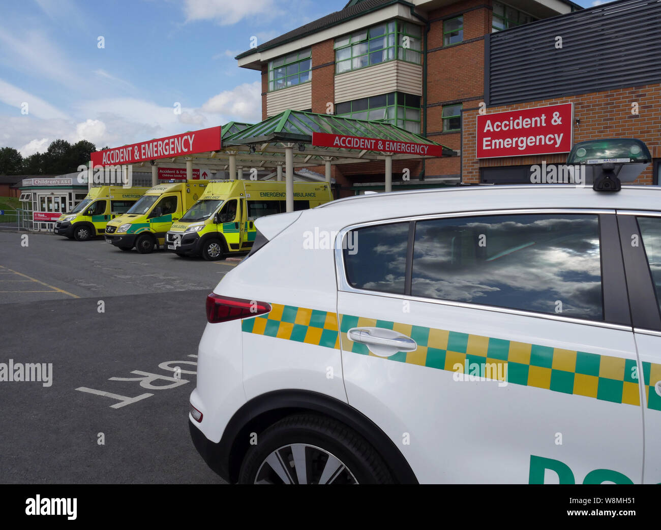 Ärzte Auto an der A&E-Abteilung, die Royal Bolton Hospital, mit North West Ambulance Service Fahrzeuge, Bolton, Lancashire, Greater Manchester, England, Großbritannien Stockfoto