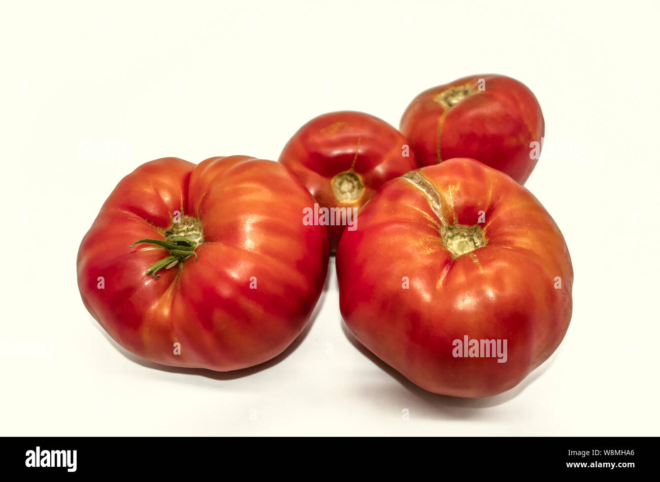 Reife leuchtend rot große und köstliche Tomaten in Armenien gewachsen liegt auf einem weißen Hintergrund Stockfoto