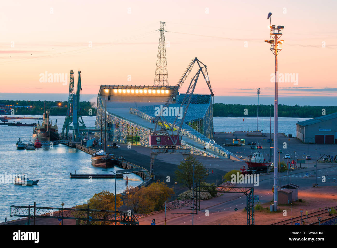 KOTKA, FINNLAND - Juni 04, 2017: Vellamo maritime Zentrum und Hafen im Juni twilight Stockfoto