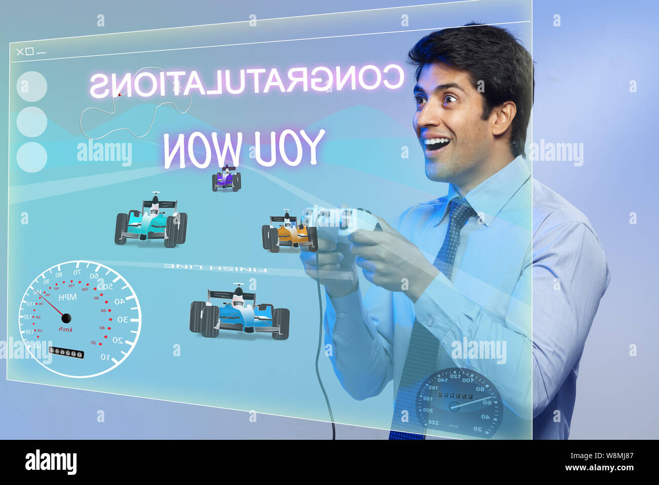 Geschäftsmann spielt ein Autorennen-Videospiel auf einem Touchscreen Stockfoto