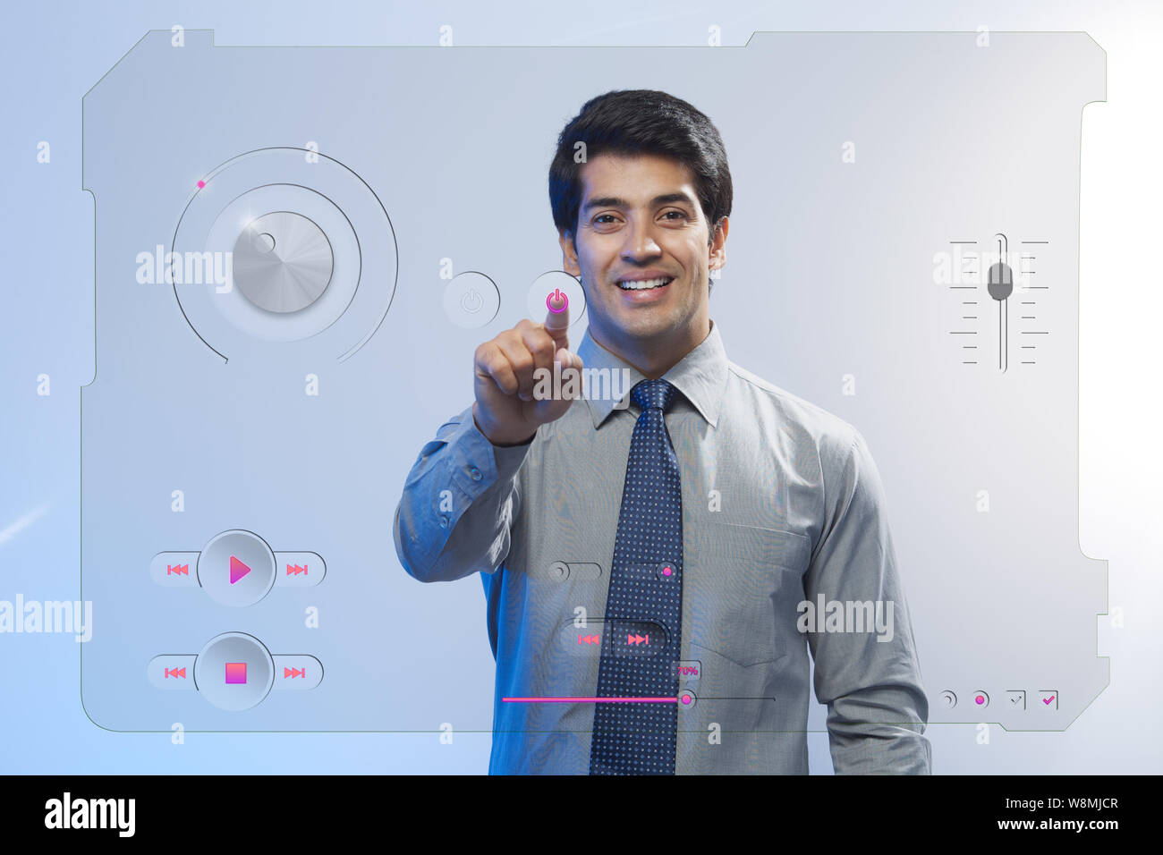 Geschäftsmann, der einen mp3-Player auf einem Touchscreen hört Stockfoto