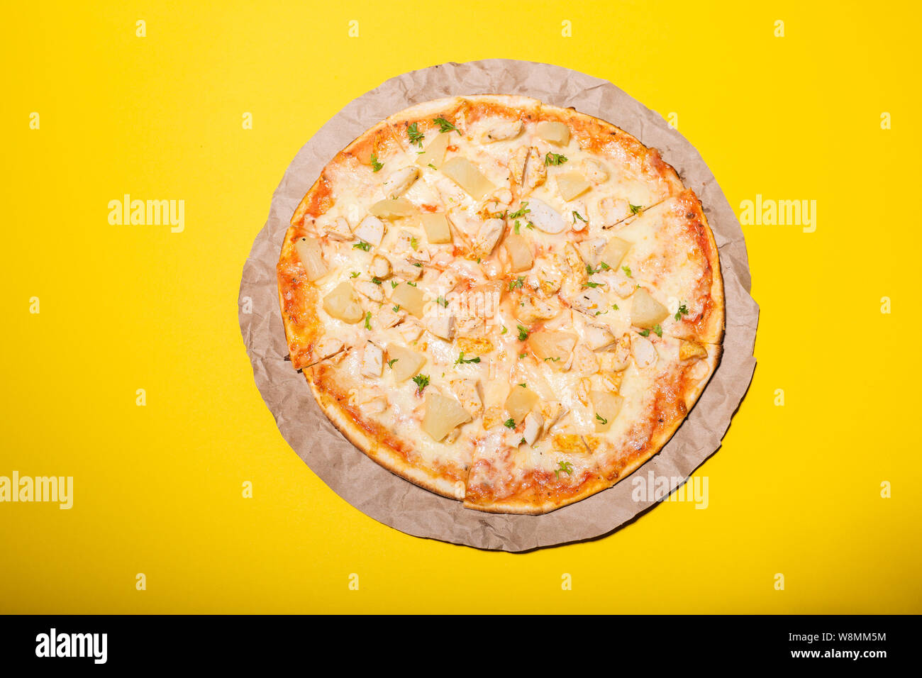 Frische Pizza auf gelbem Hintergrund. Flach Foto. Stockfoto