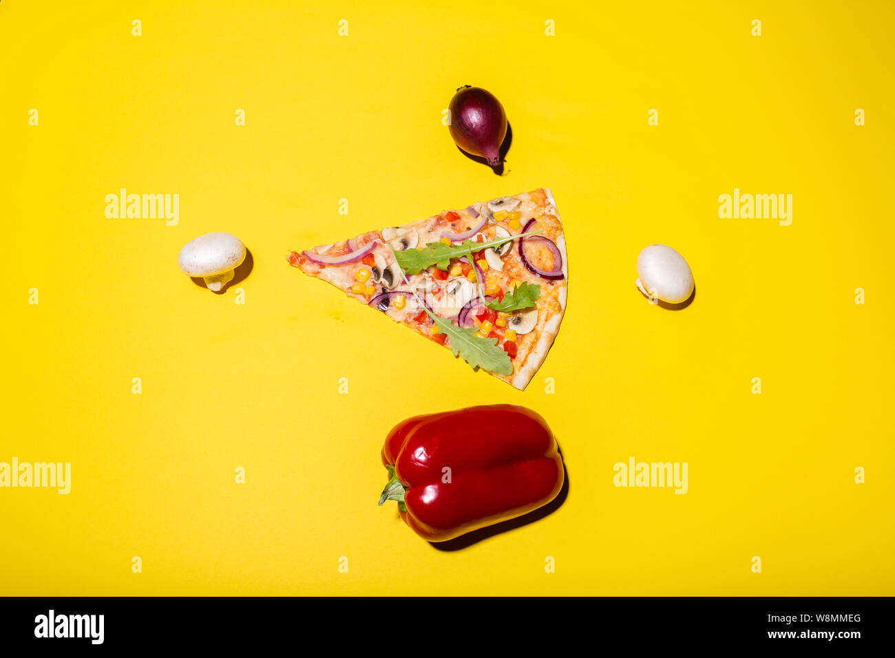Flach Foto von Pizza und Gemüse gelegt um auf gelbem Hintergrund Stockfoto