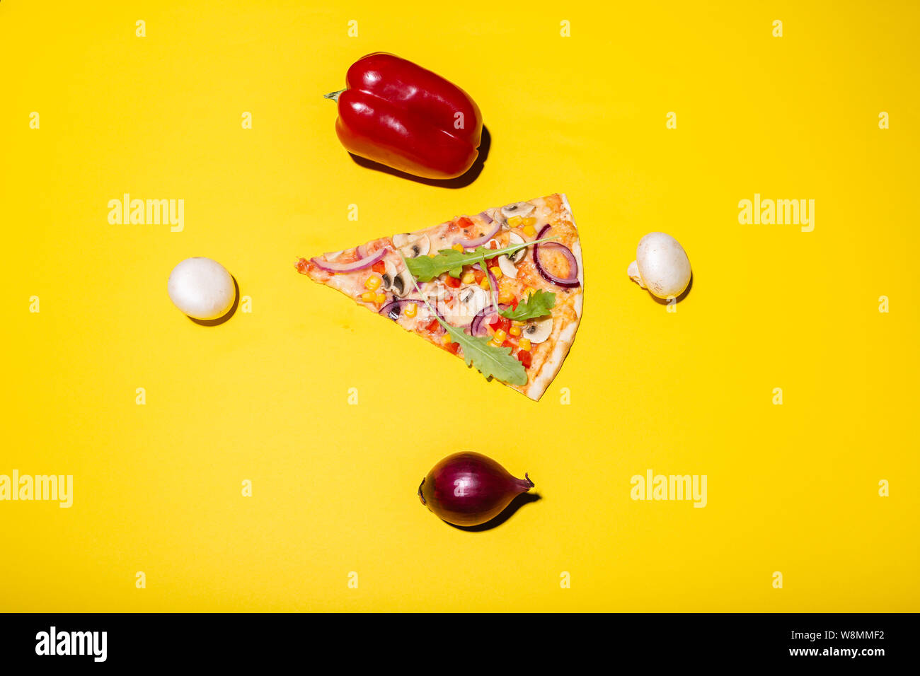 Flach Foto von Pizza und Gemüse gelegt um auf gelbem Hintergrund Stockfoto