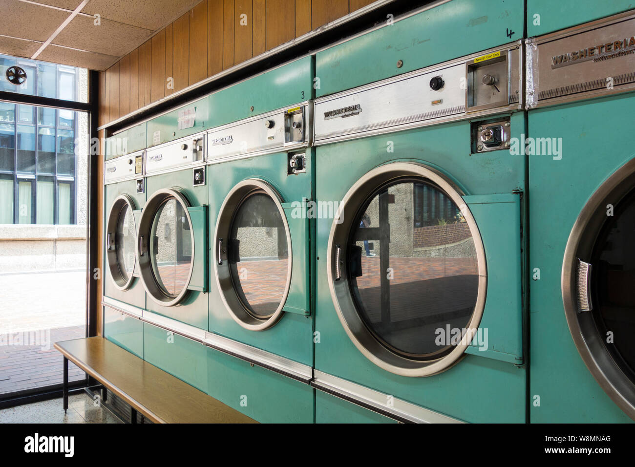 Innere Aufnahme der Waschmaschine in einem Waschsalon, London, UK Stockfoto