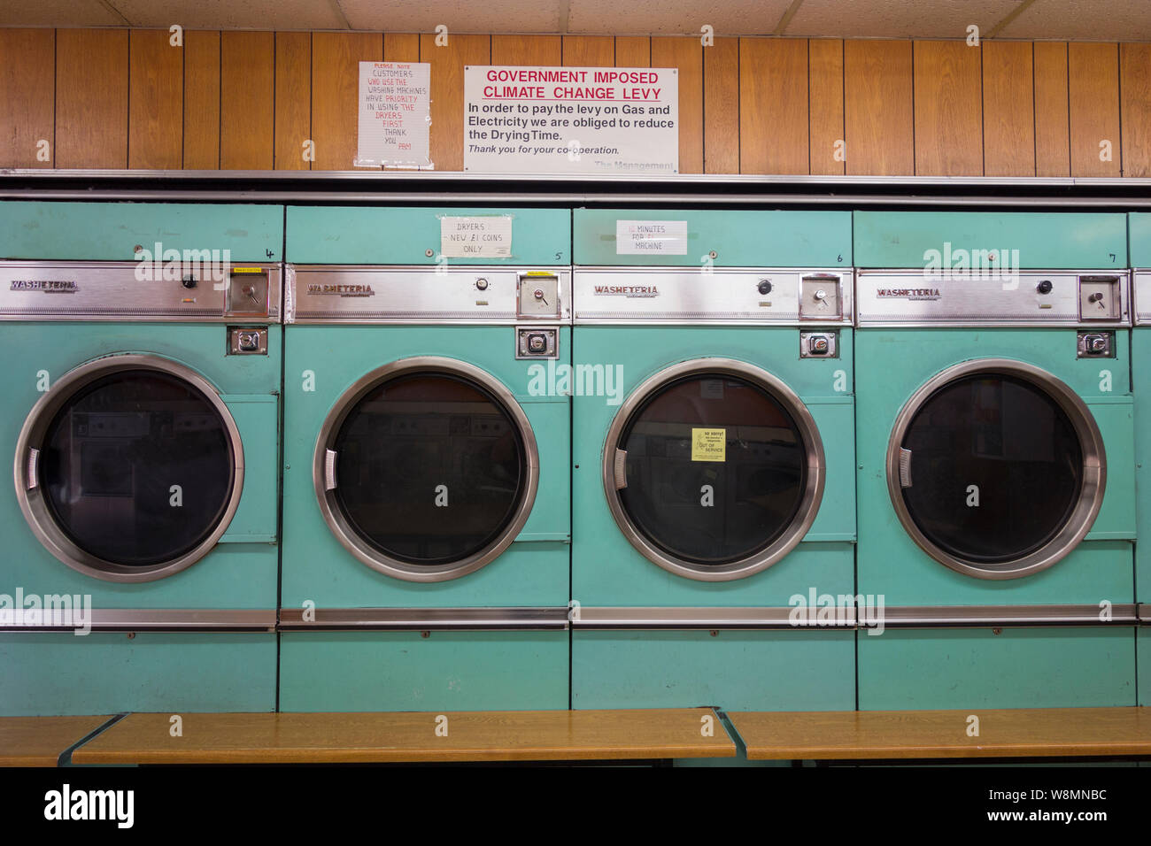 Climate Change Levy - Innenaufnahme von Waschmaschinen in einem Waschsalon, London, England, Großbritannien Stockfoto