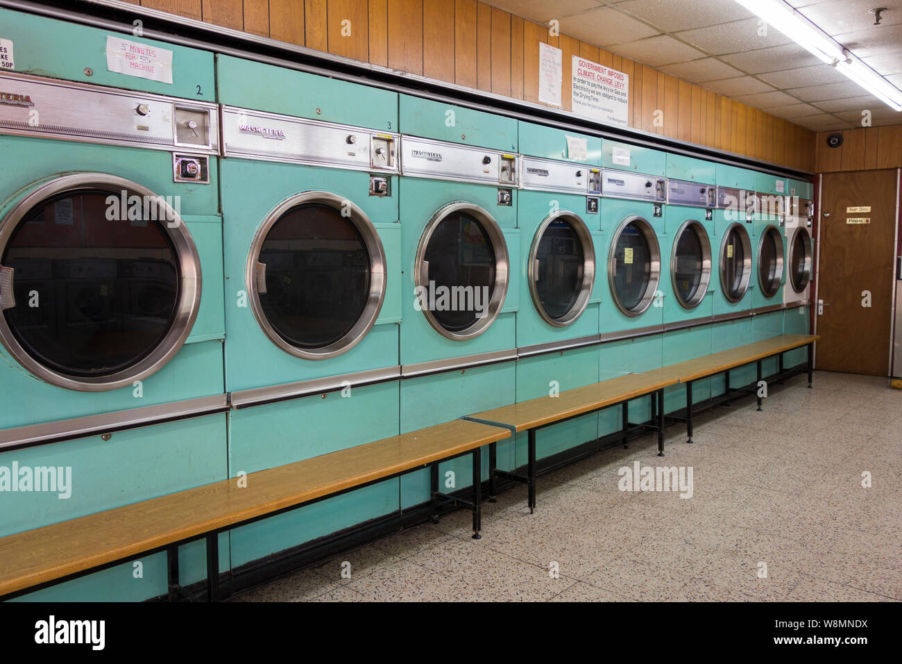 Innere Aufnahme der Waschmaschine in einem Waschsalon, London, UK Stockfoto