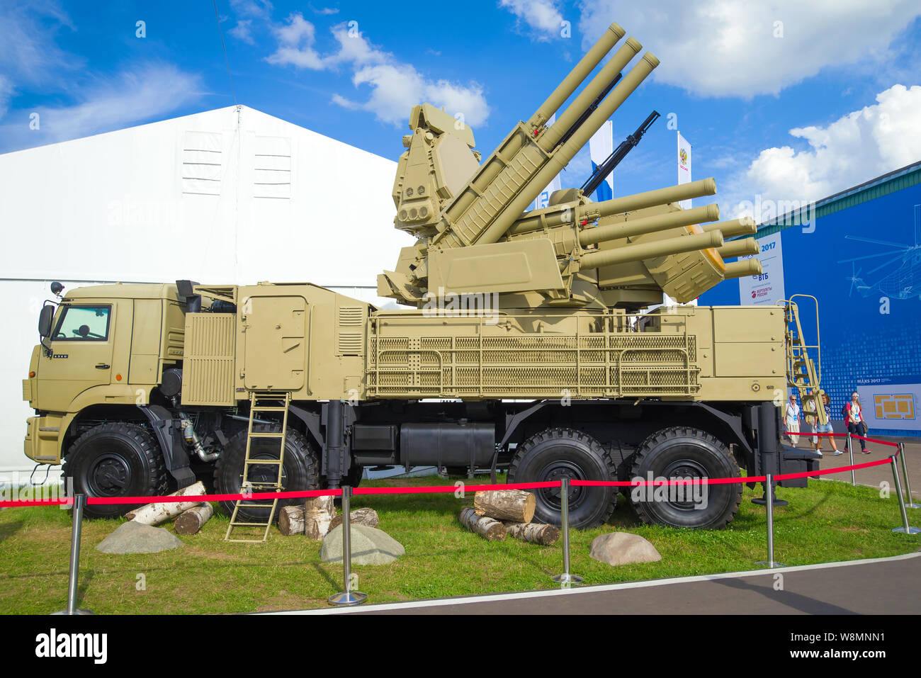 Schukowski, Russland - Juli 20, 2017: Russische selbstfahrende Flugabwehrrakete und Cannon System Pantsir-S1 auf der KAMAZ Lkw -6560 basiert. Anhang M Stockfoto