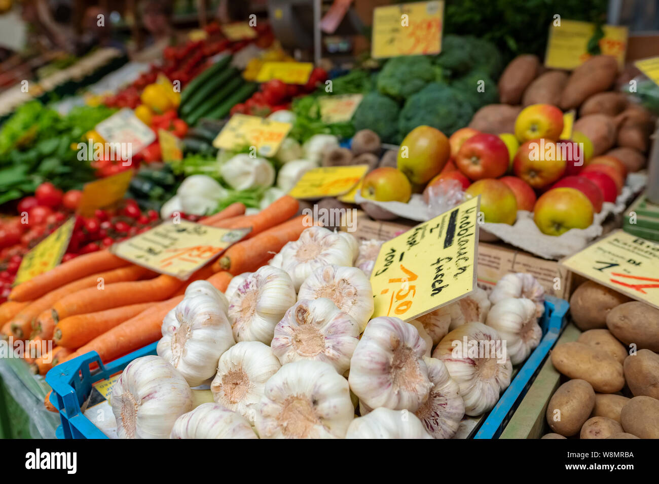 Große Auswahl an frischem Obst und Gemüse auf einem Markt. Nahaufnahme von Knoblauch mit anderen Gemüse im Hintergrund Stockfoto