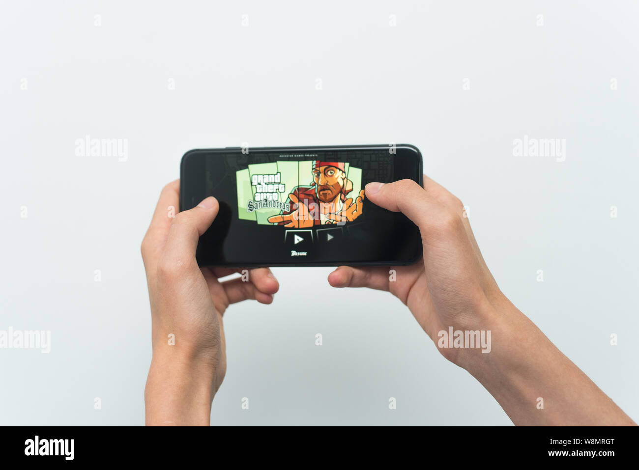 Samara, Russland-07, 29, 2019: ein junger Kerl spielen GTA-Spiel auf dem Iphone 8 Plus. Teenager hält ein Handy in der Hand mit einem Spiel Grand Theft Auto: Sa Stockfoto