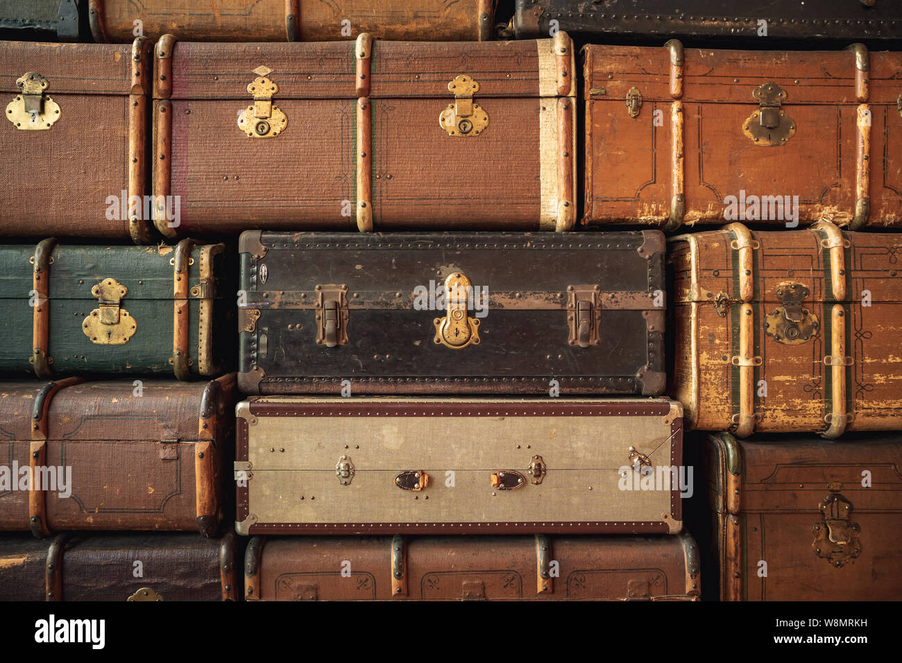 Retro Gepäck Tasche Hintergrund. Stapel der bunten vintage Koffer Stockfoto