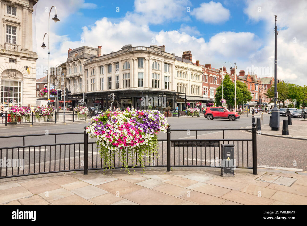 Vom 2. Juli 2019: Southport, Merseyside - ein Blick auf die Lord Street, der Haupteinkaufsstraße, und Bistro Pierre. Stockfoto