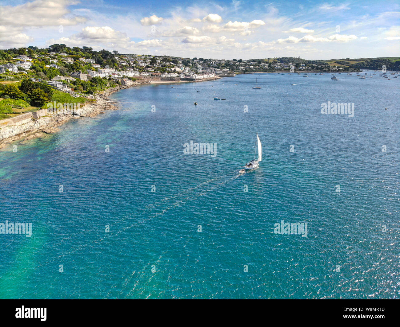 Luftaufnahme eines Bootes, das in Richtung St. Mawes, Cornwall, England segelt Stockfoto