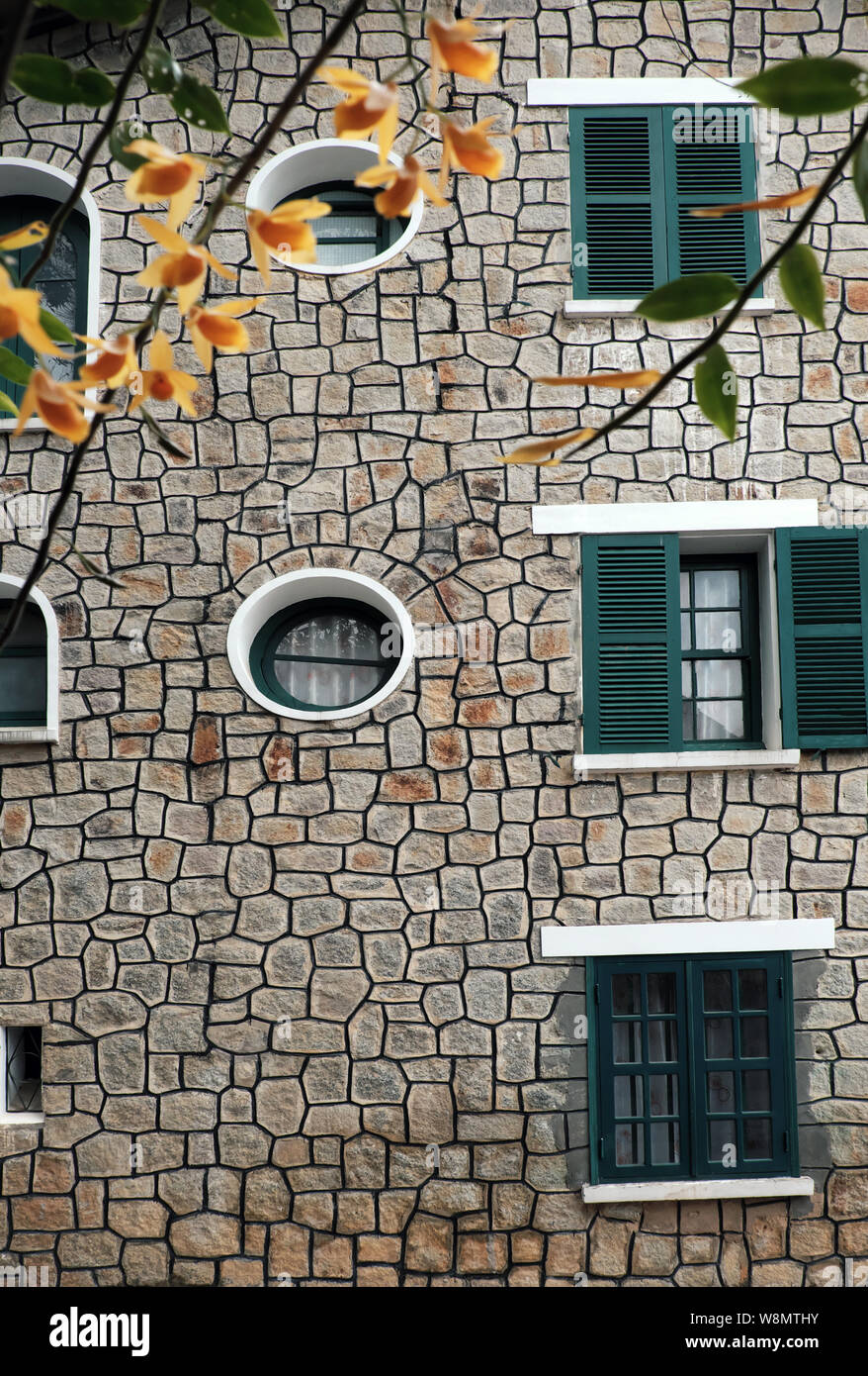 Erstaunlich französischer Architektur des alten Steinhaus mit grünem Holz- Fenster und Türen, Stoßfänger Steinmauer von Villa in die Geschichte, Da Lat, Vietnam Stockfoto