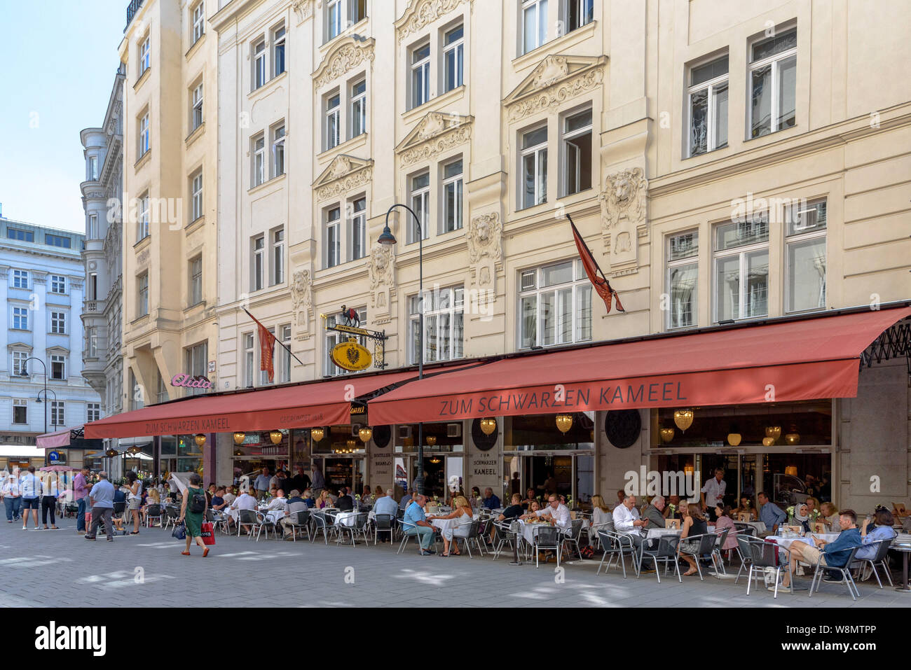 Leute sitzen auf der Terrasse des Zum Schwarzen Kameel an einem Sommernachmittag in Wien, Österreich Stockfoto Leute sitzen auf der Terrasse des Zum Schwarzen Kameel an einem Sommernachmittag in Wien, Österreich Stockfoto