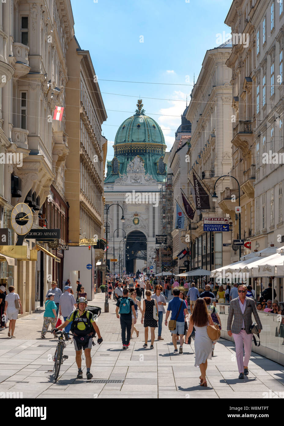 Fußgänger auf dem Kohlmarkt in Wien mit der Hofburg im Hintergrund Stockfoto