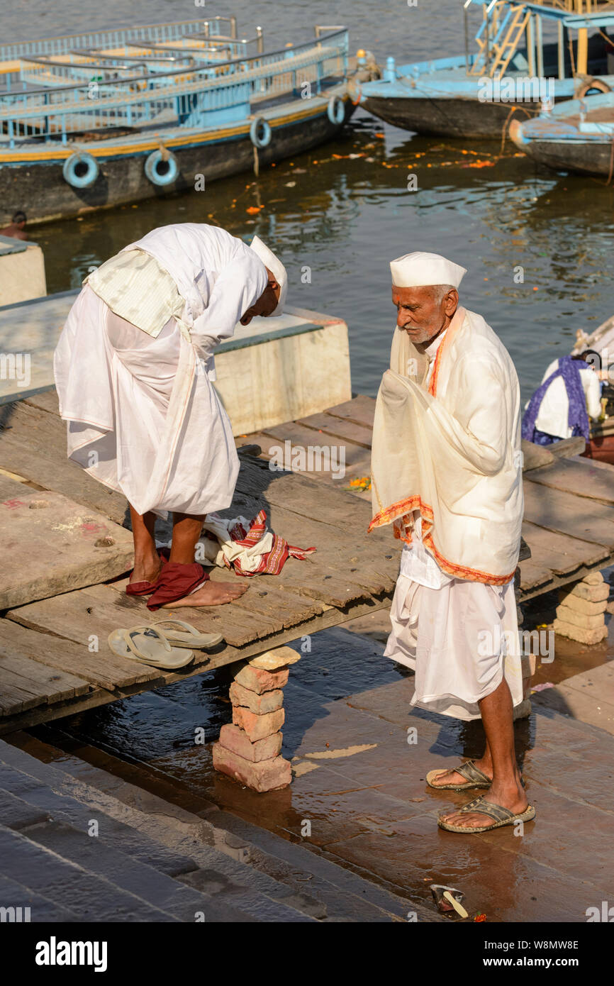 Indische Pilger bereiten sich in den Fluss Ganges in Varanasi, Uttar Pradesh, Indien, Südasien zu baden. Auch als Benares, Banaras und Kashi bekannt. Stockfoto