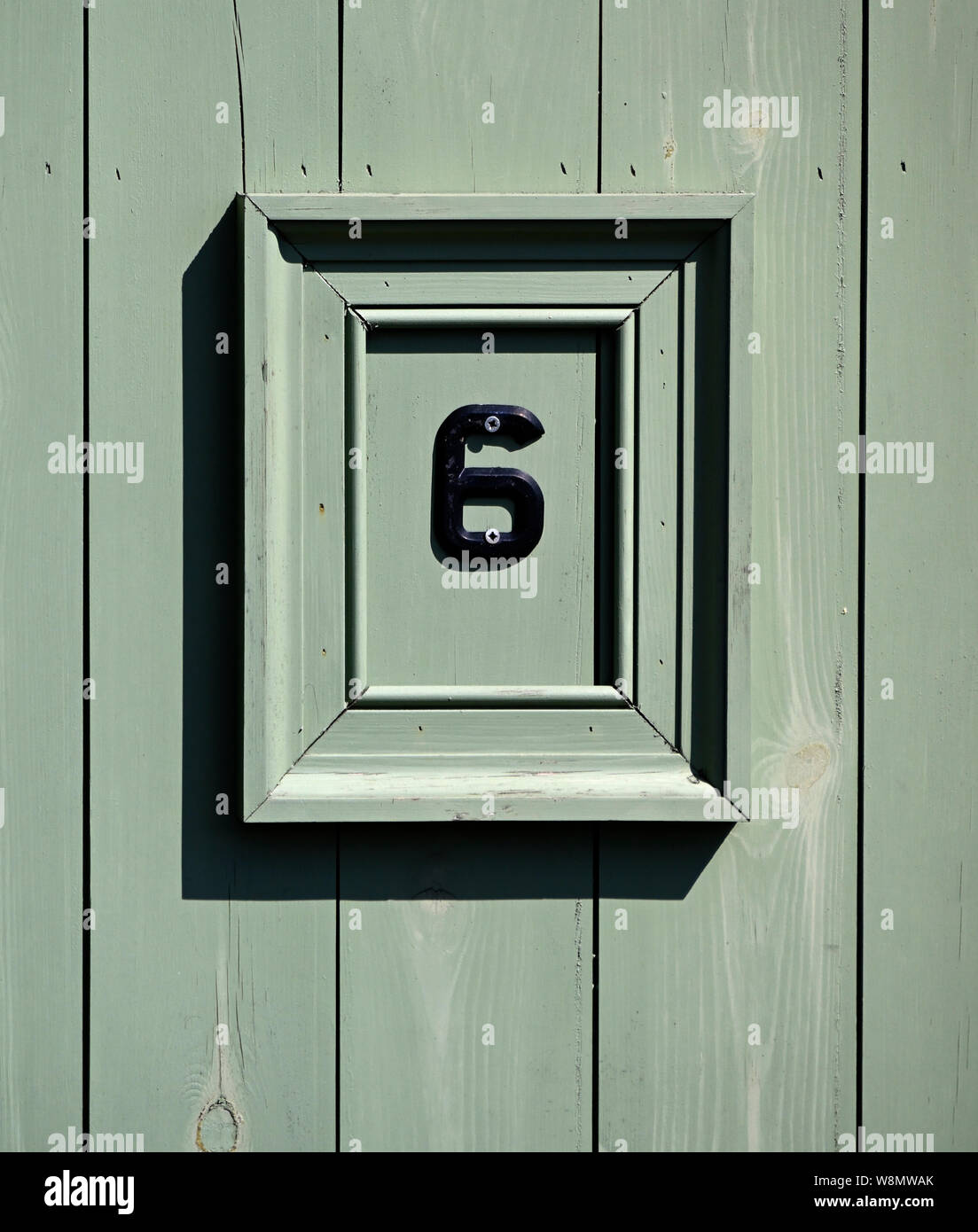 Haus Nummer 6 auf bemalten hölzernen Tür. Mount Pleasant, Kendal, Cumbria, England, Vereinigtes Königreich, Europa. Stockfoto