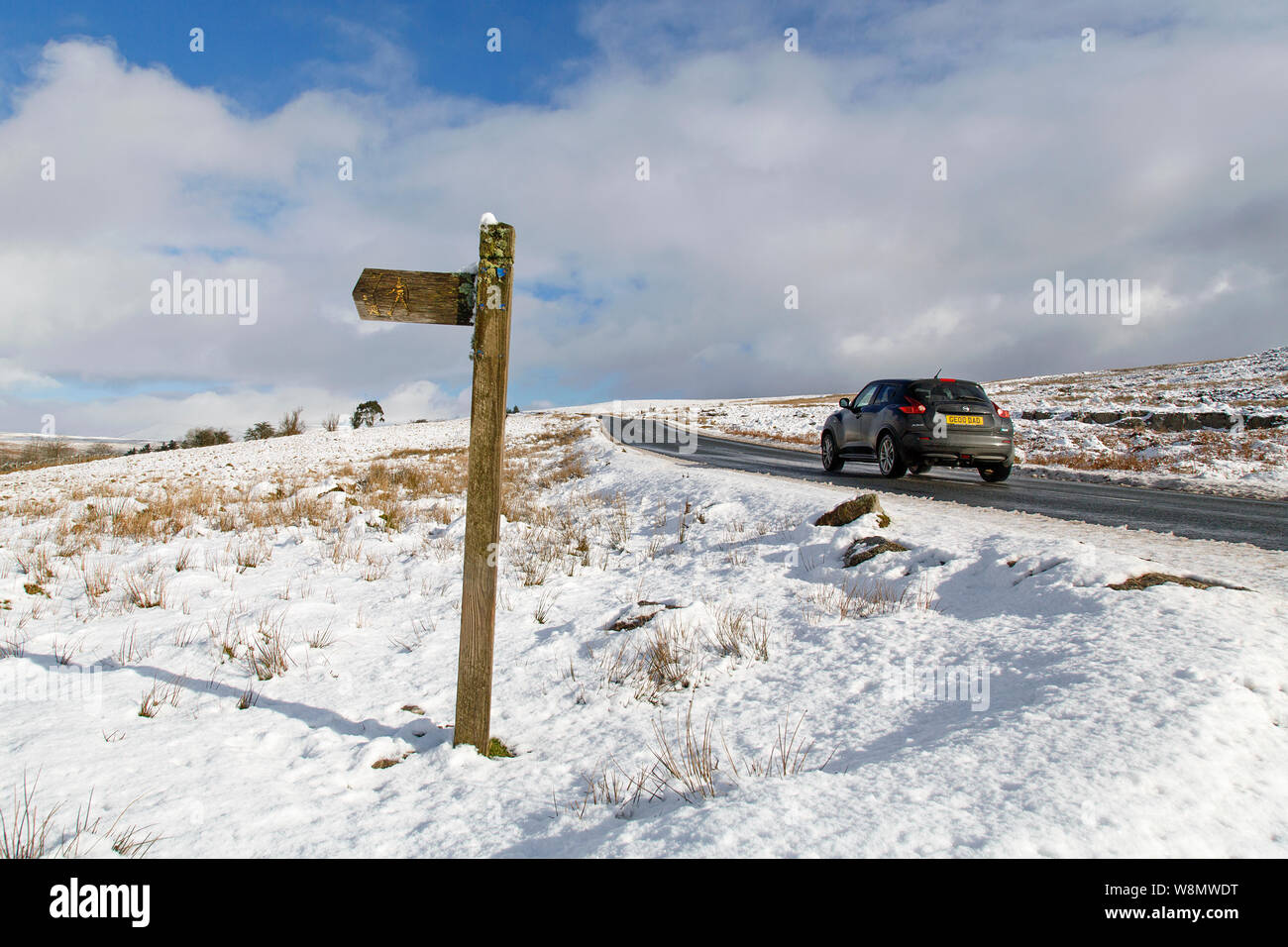 Brecon Beacons, UK: Januar 30, 2019: ein Nissan Juke ist das Fahren in gefährlicher Schnee, Matsch und Glatteis mit einem Winter und blauer Himmel. Stockfoto