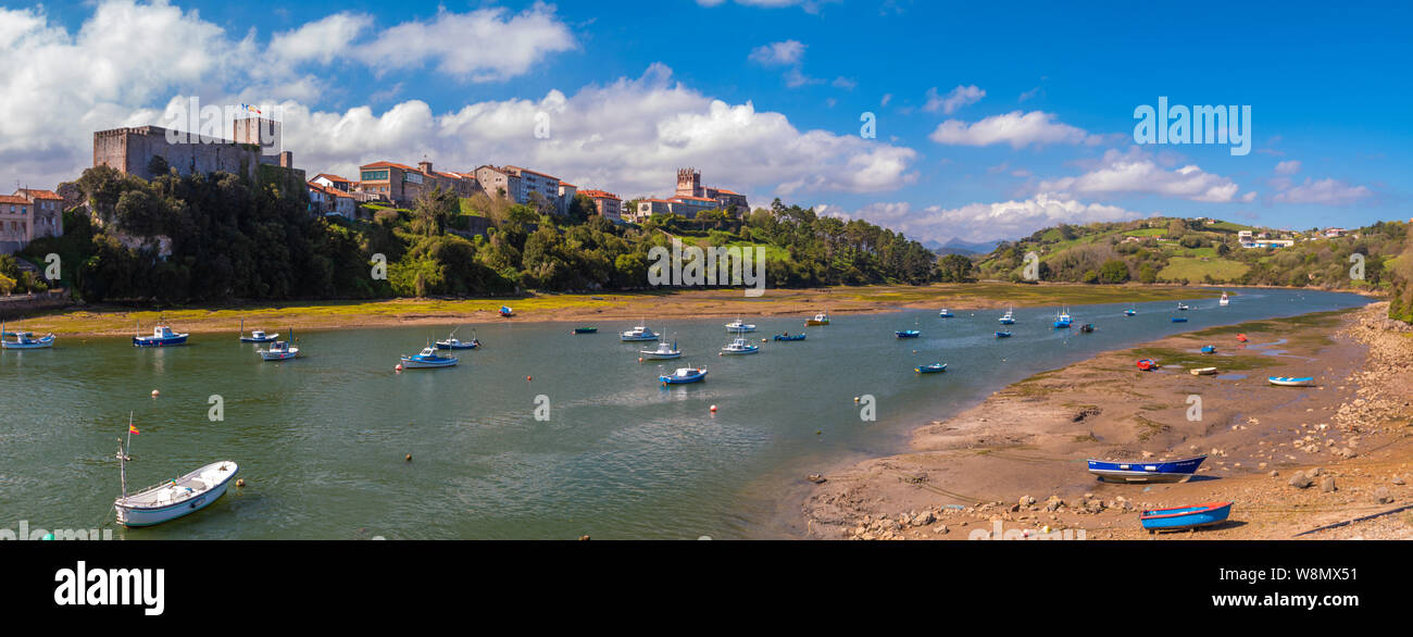 Blick auf die Flussmünde von San Vicente de la Barquera. Kantabrien, Spanien Stockfoto