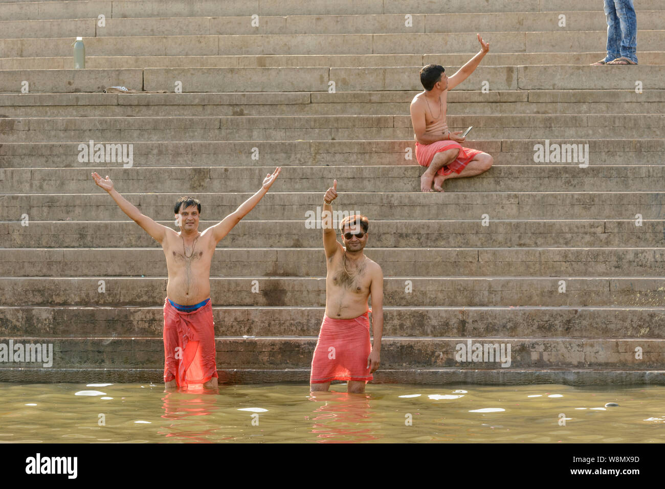 Junge Indische Männer Baden im Fluss Ganges in Varanasi, Uttar Pradesh, Indien, Südasien. Auch als Benares, Banaras und Kashi bekannt. Stockfoto