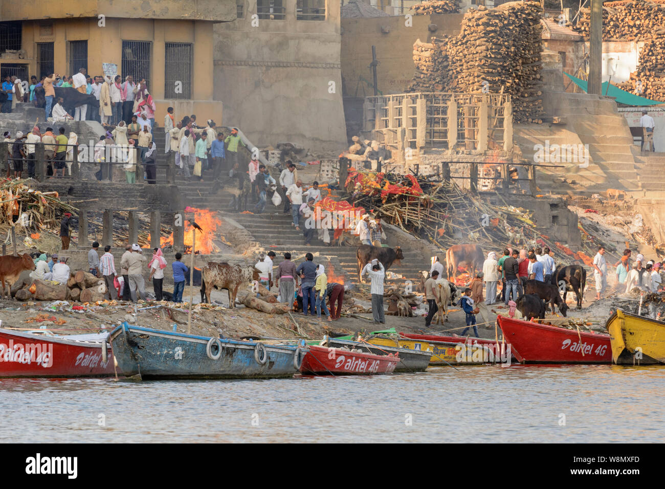 Die einäscherung Scheiterhaufen am Ufer des Flusses Ganges in Varanasi, Uttar Pradesh, Indien, Südasien. Stockfoto