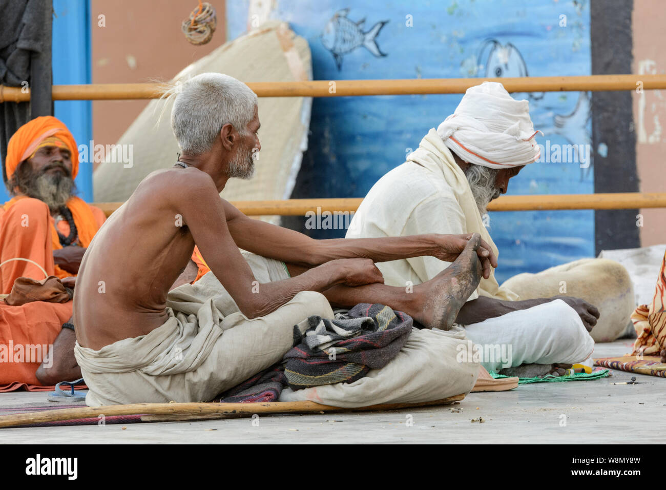 Indische heilige Männer (sadhus oder saddhus) versammelten sich am Ufer des Ganges in Varanasi, Uttar Pradesh, Indien, Südasien. Stockfoto