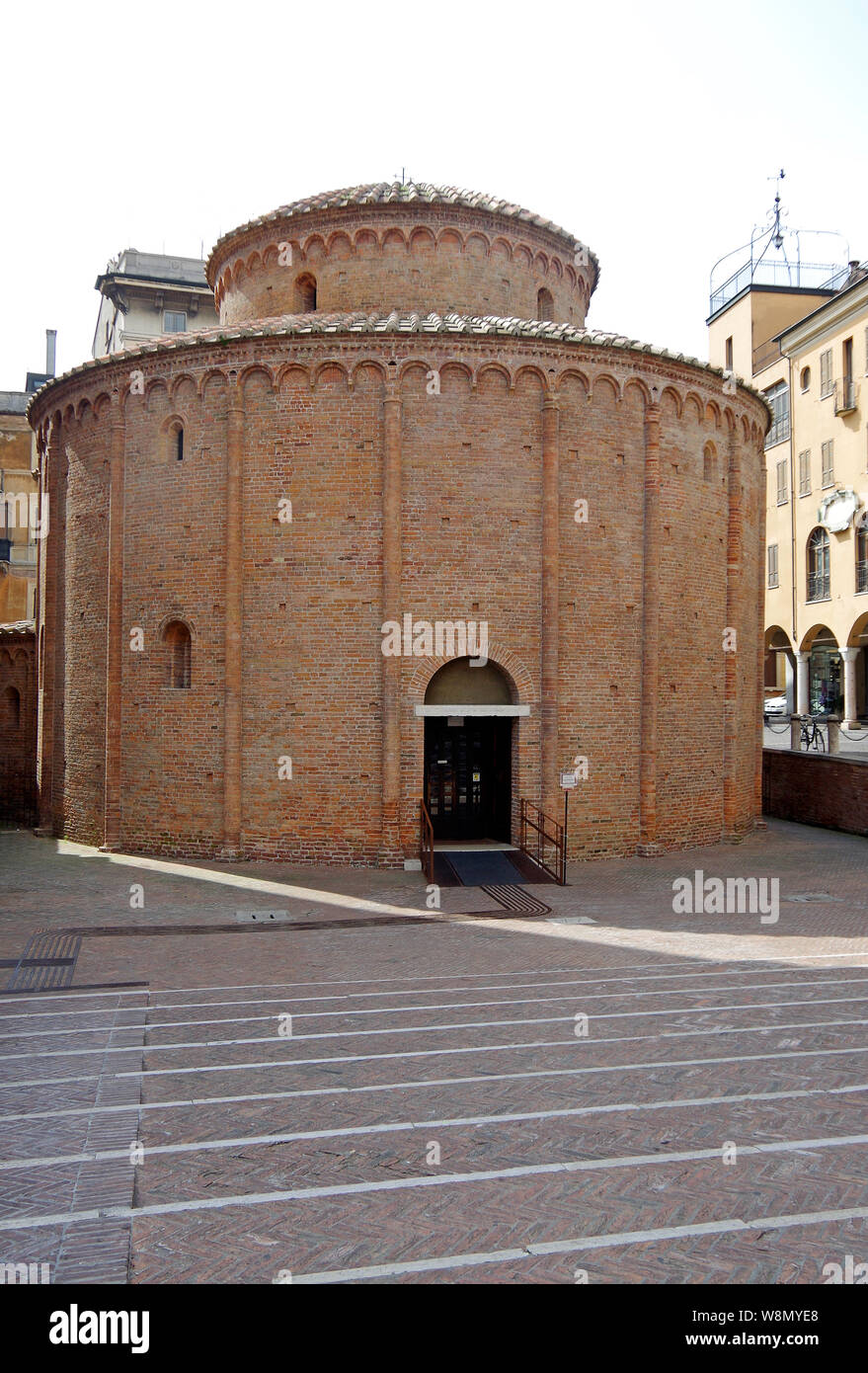 Die Rotonda di S Lorenzo, eine kleine Kirche, kreisförmigen Grundriss, gebaut von Backstein, in den späten 11 C in der lombardischen Romanik, in Mantua, Italien Stockfoto