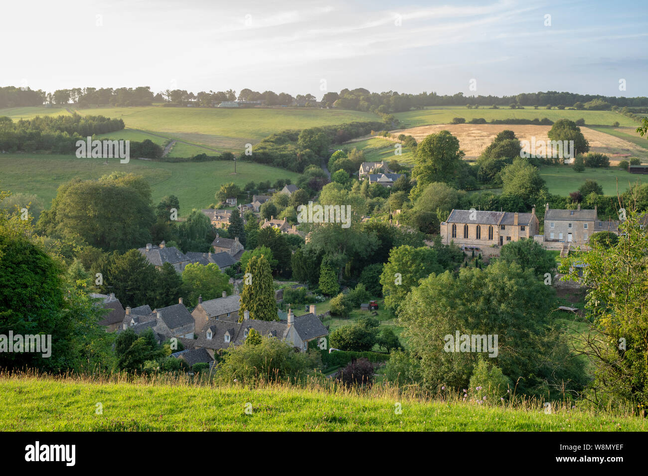 Über Naunton Dorf am Abend Sommer Licht. Naunton, Cotswolds, Gloucestershire, England Stockfoto