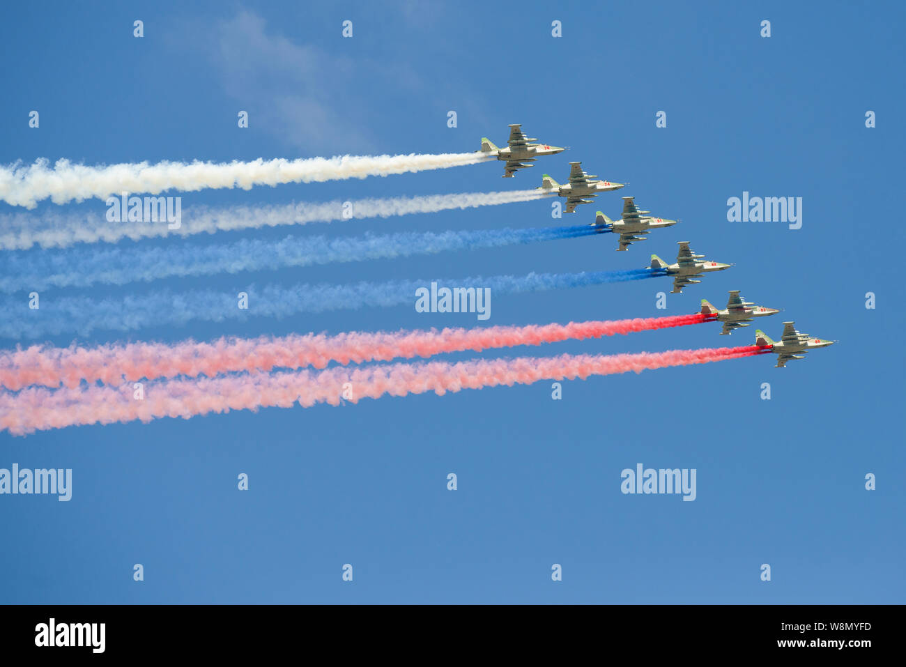 ST. PETERSBURG, Russland - Juli 25, 2019: Russische Su-25 Kampfflugzeug mit Rauch von der Farbe der russischen Flagge an der Marine Parade zu Ehren der Marine Stockfoto