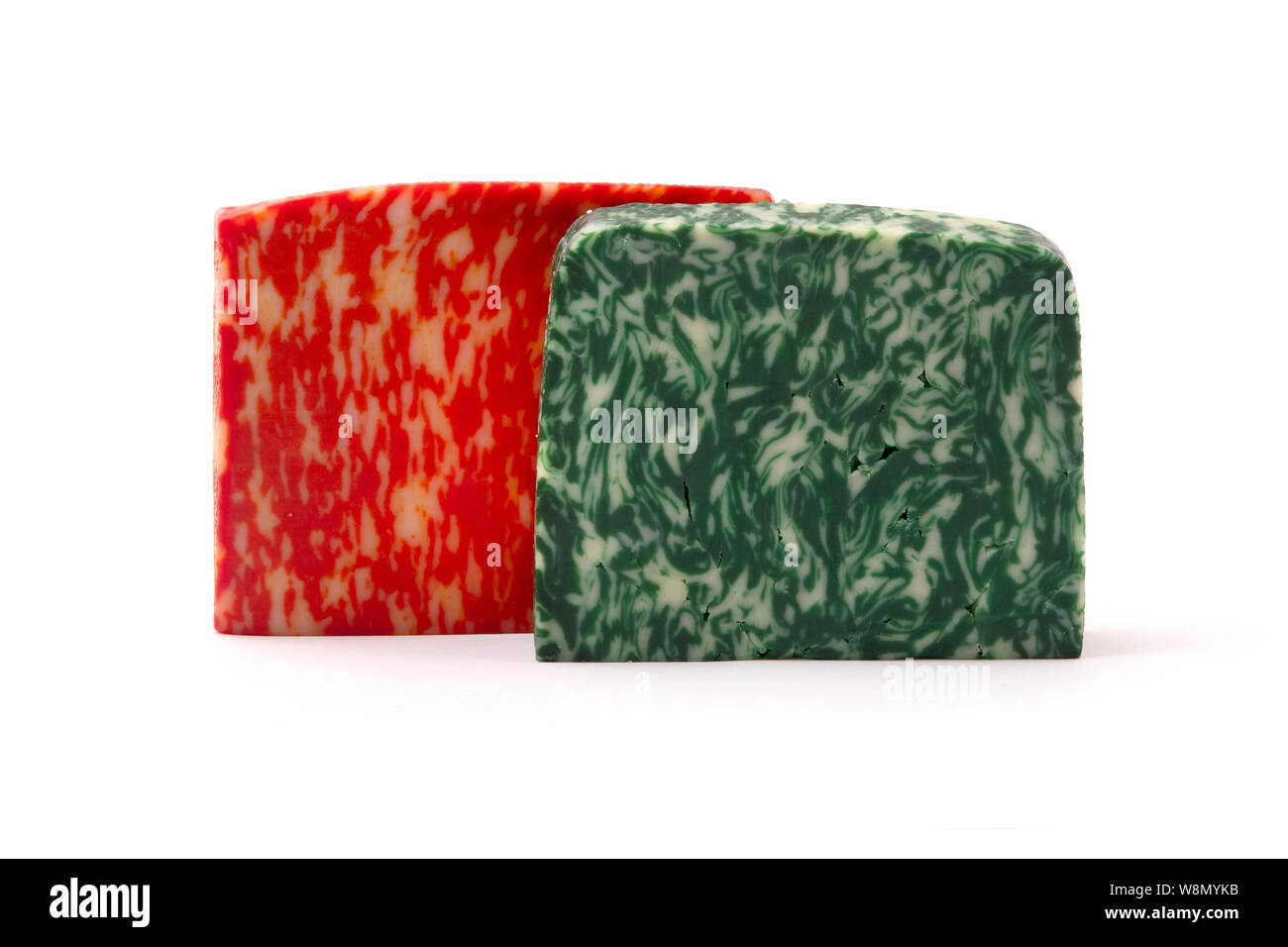 Rote und Grüne pesto Gouda Käse auf weißem Hintergrund Stockfoto