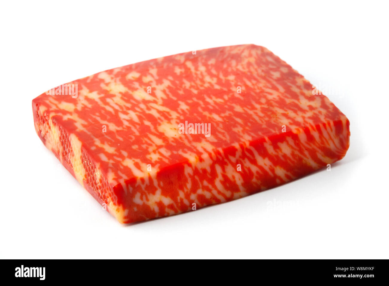 Rote pesto Gouda Käse auf weißem Hintergrund Stockfoto