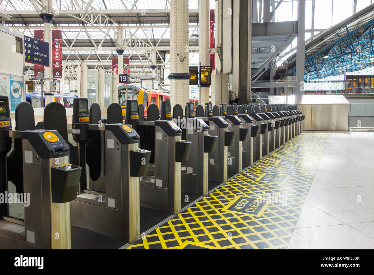 Barcode Tore und Barcode Ticket Scanner bei London Waterloo, London, SE1, UK Stockfoto